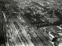 76485 Luchtfoto van het emplacement met tractiegebouwen van het N.S.-station Utrecht C.S. te Utrecht, uit het zuiden. ...